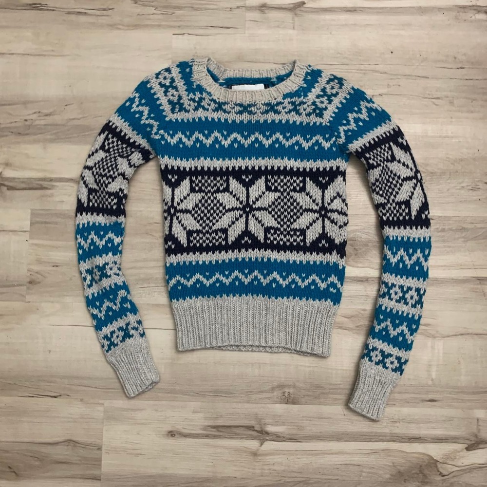 American Eagle Blue White Snowflake Patterned Crewneck Sweater Medium